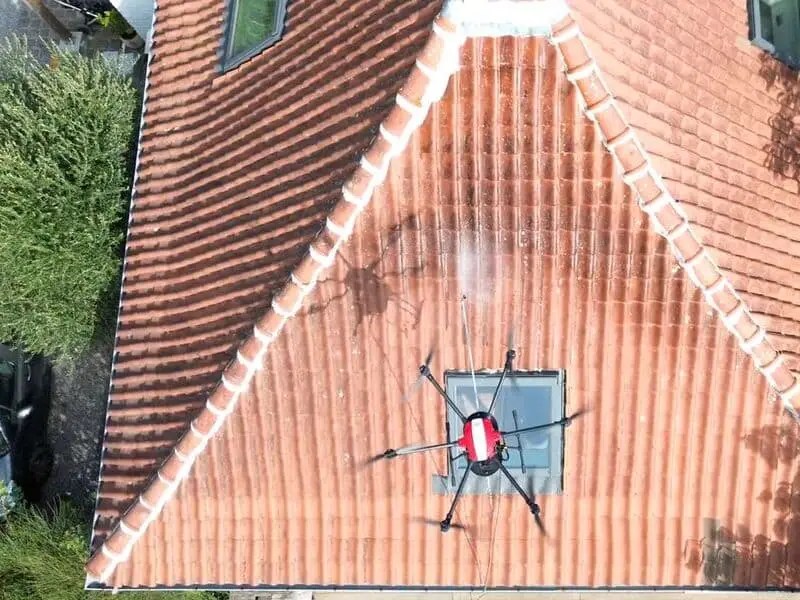 Drône en pulvérisation de toiture à Champagne au Mont d'Or